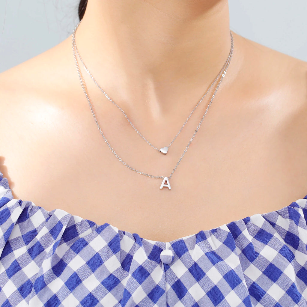 Personalized A–Z Initial Necklace – Heart Pendant in a Modern and Refined Choker Style