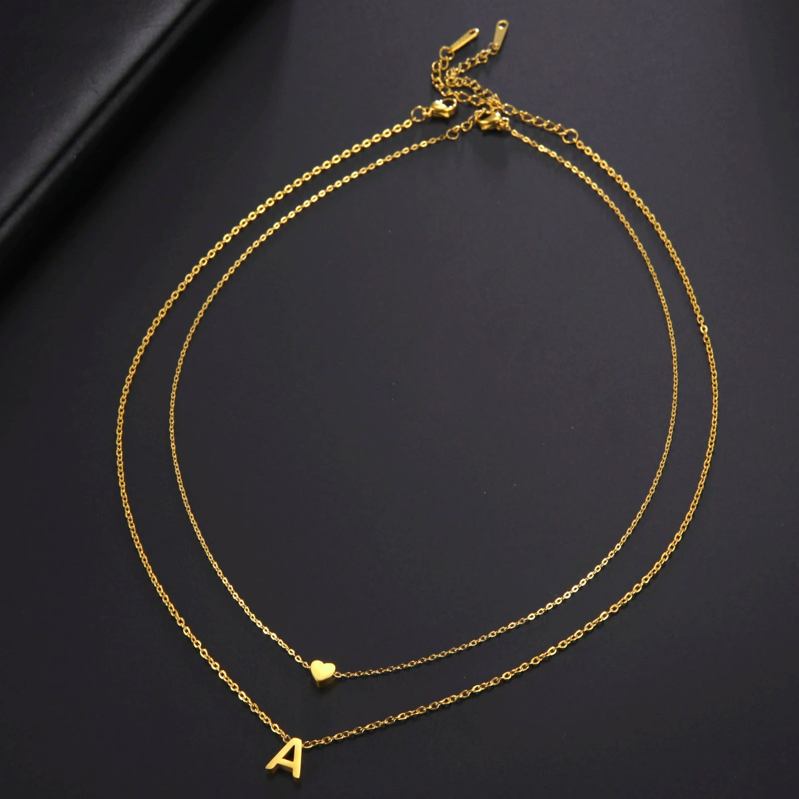 Personalized A–Z Initial Necklace – Heart Pendant in a Modern and Refined Choker Style