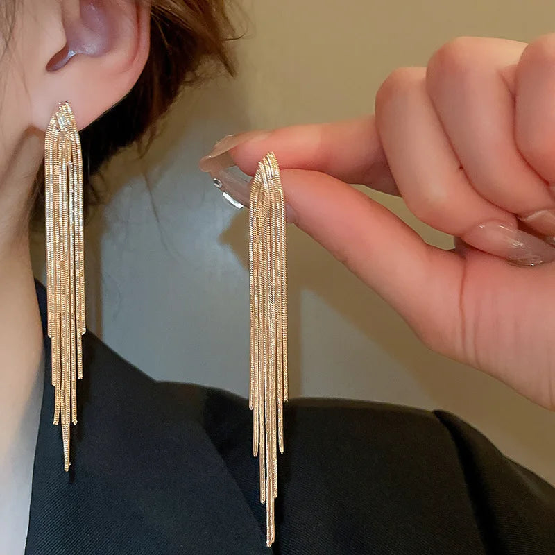 Long Chain Tassel Earrings – Modern Luxury and Striking Elegance