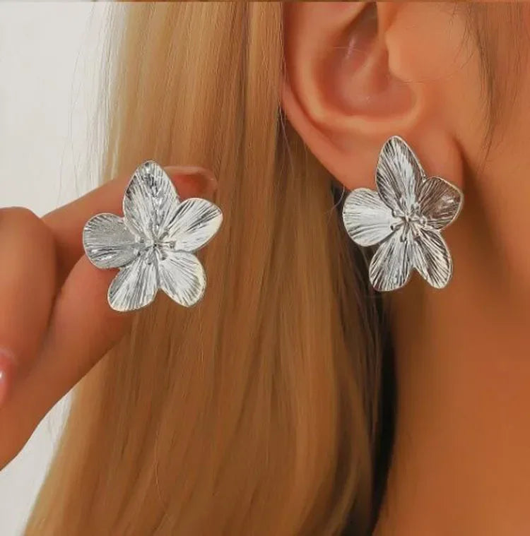 Vintage Gold Stainless Steel Hoop Earrings – Floral Delicacy for Everyday Wear
