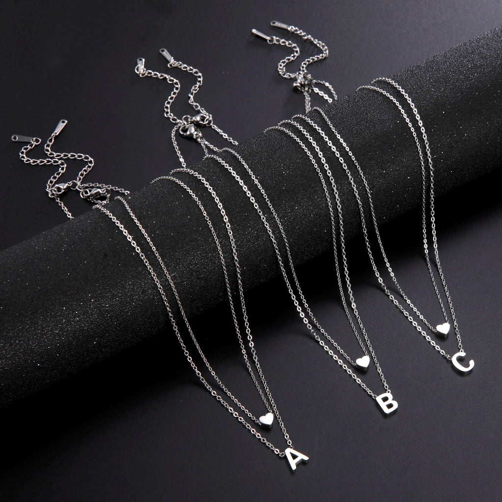 Personalized A–Z Initial Necklace – Heart Pendant in a Modern and Refined Choker Style