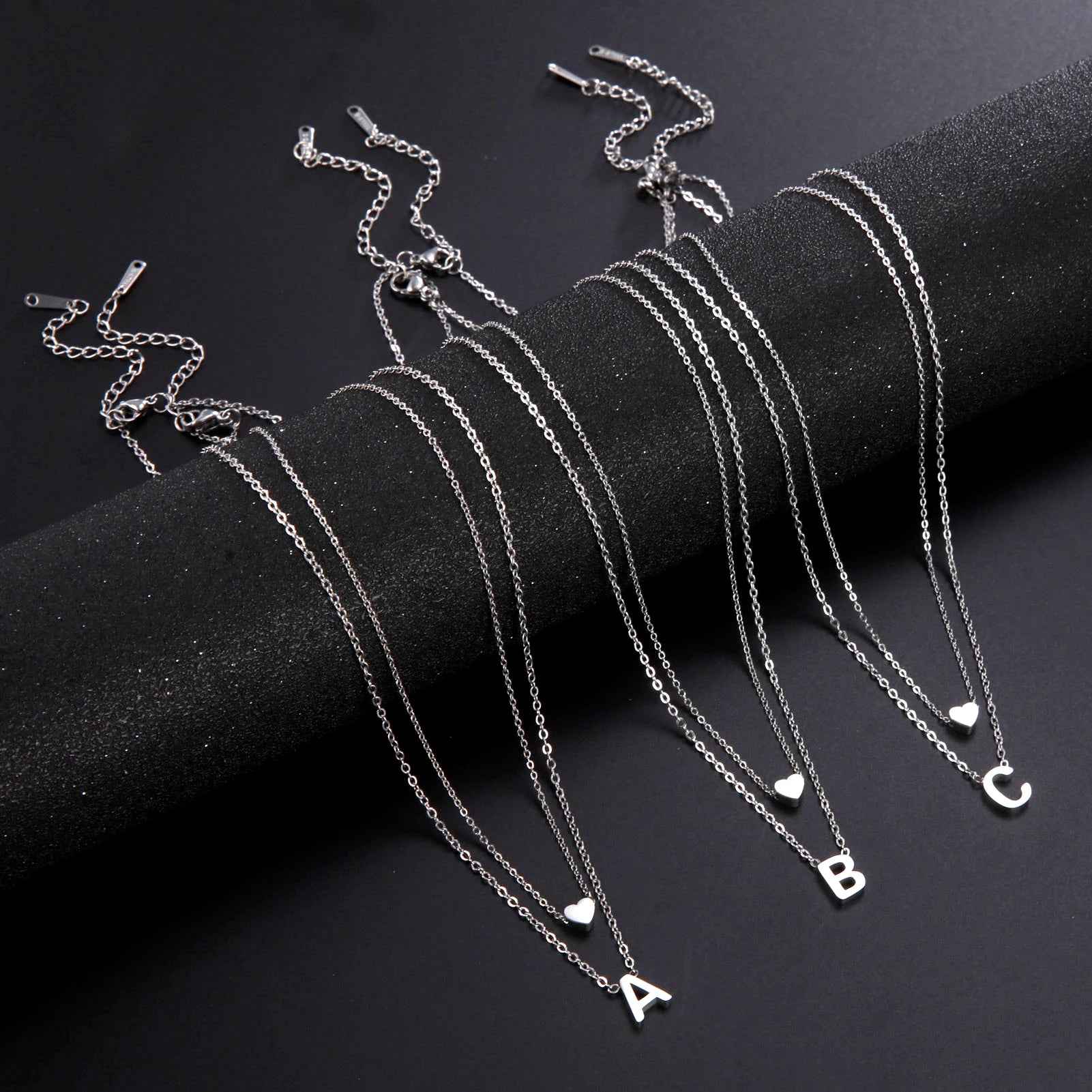 Personalized A–Z Initial Necklace – Heart Pendant in a Modern and Refined Choker Style