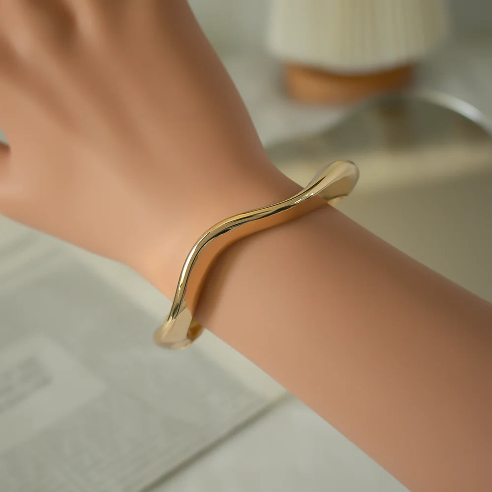 Luxury Gold Cuff Bracelet – Contemporary Punk Style, Minimalist and Sophisticated Unisex Design