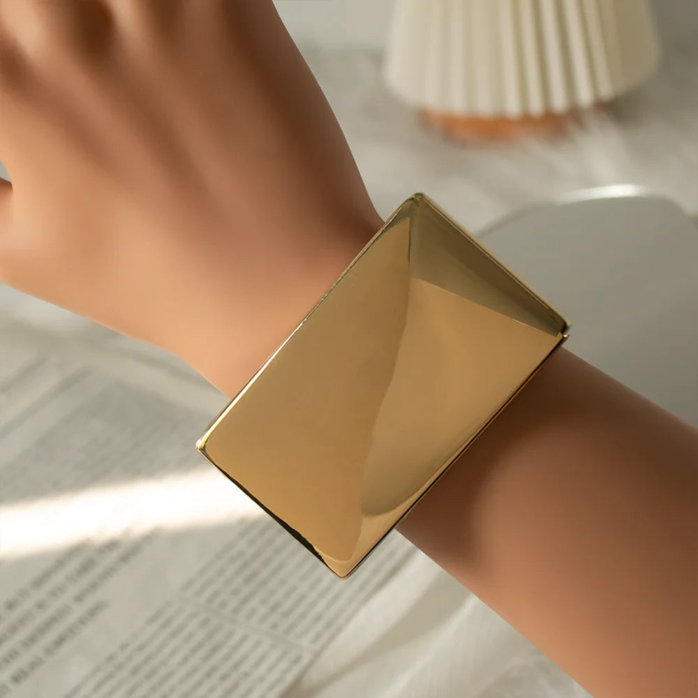 Luxury Gold Cuff Bracelet – Contemporary Punk Style, Minimalist and Sophisticated Unisex Design