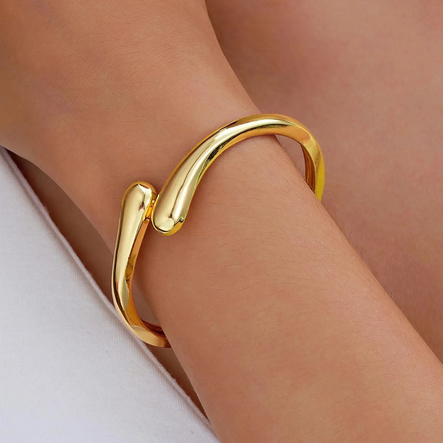 Premium Gold-Tone Bracelet – Refined Twisted Shape with Comfortable Adjustable Fit
