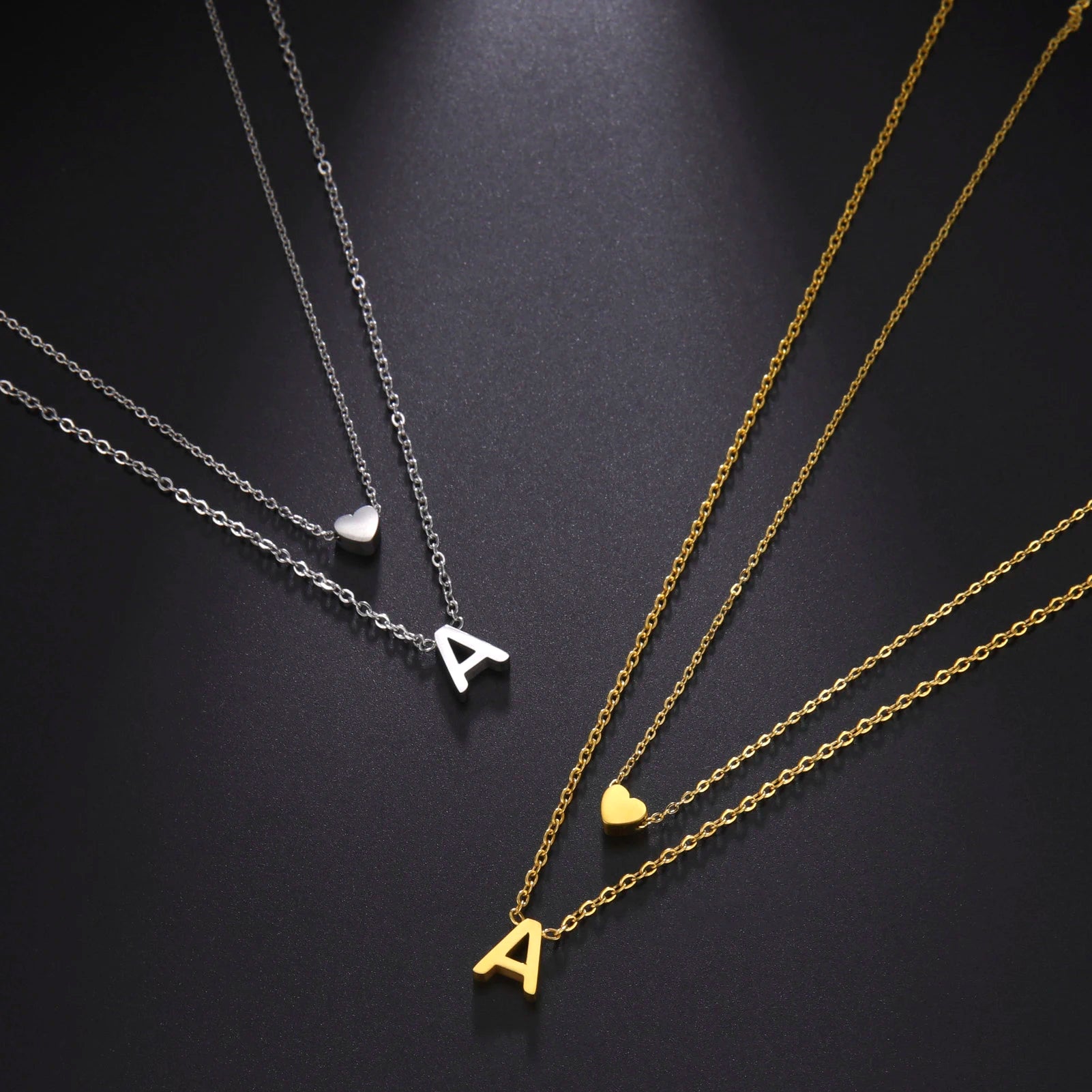 Personalized A–Z Initial Necklace – Heart Pendant in a Modern and Refined Choker Style