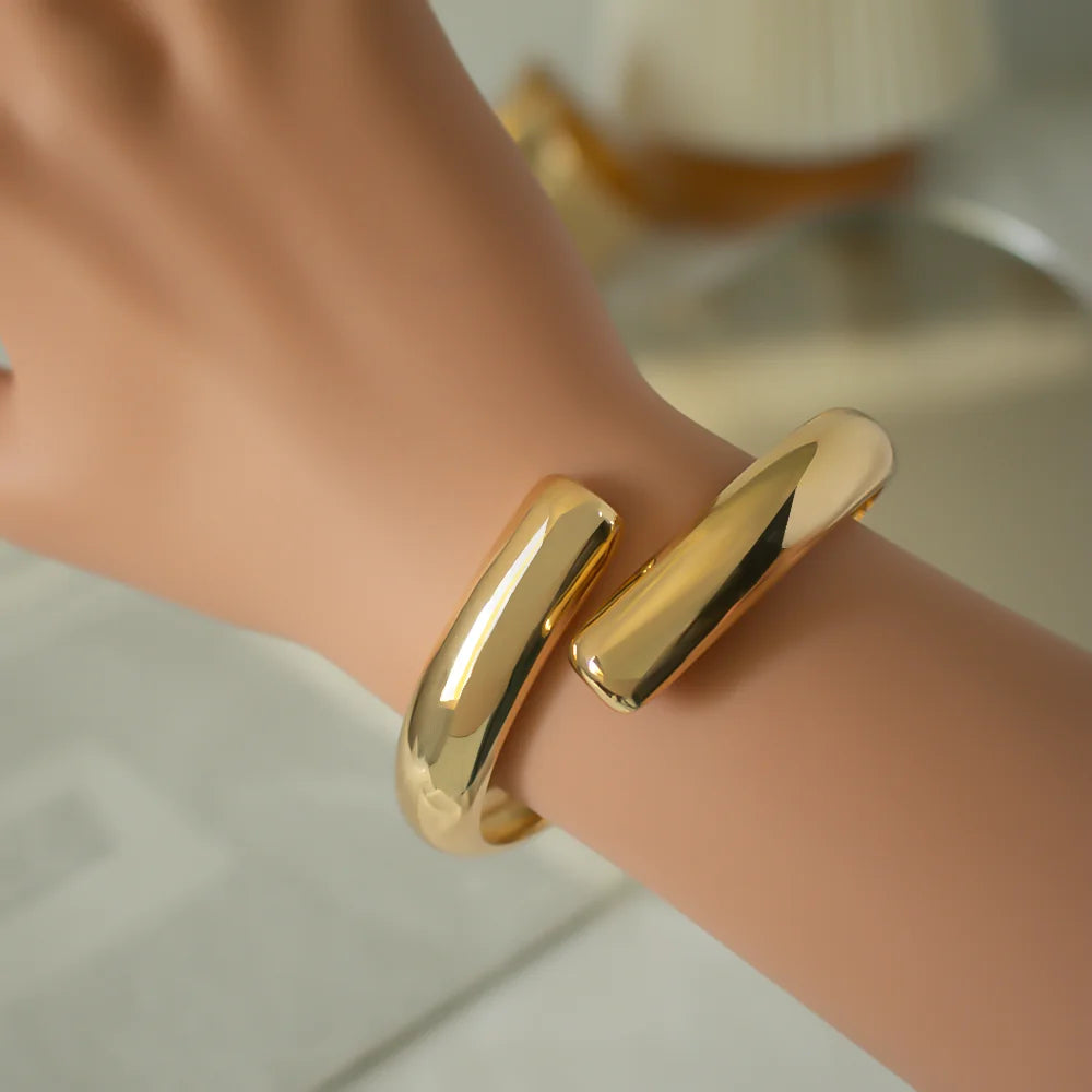 Luxury Gold Cuff Bracelet – Contemporary Punk Style, Minimalist and Sophisticated Unisex Design