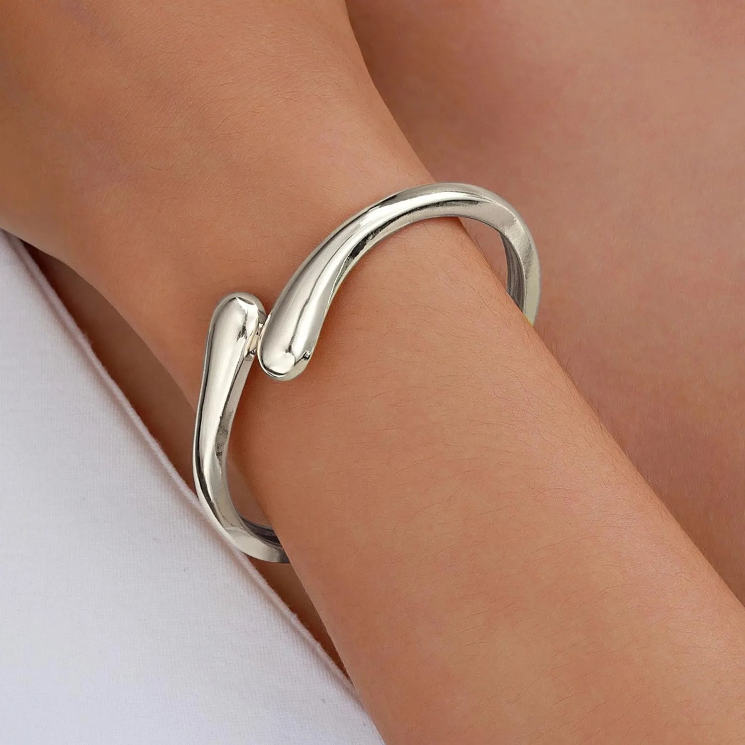 Premium Gold-Tone Bracelet – Refined Twisted Shape with Comfortable Adjustable Fit