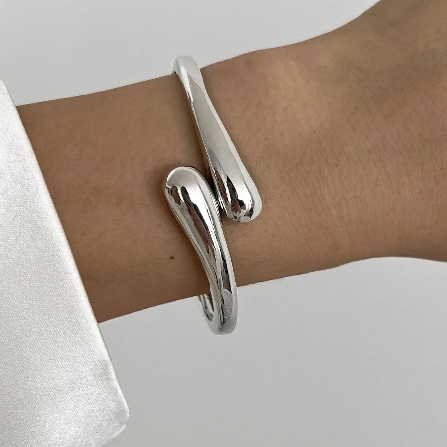 Premium Gold-Tone Bracelet – Refined Twisted Shape with Comfortable Adjustable Fit