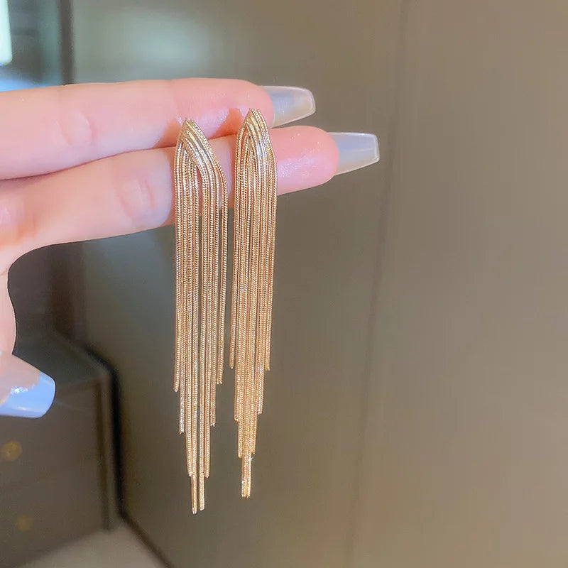 Long Chain Tassel Earrings – Modern Luxury and Striking Elegance
